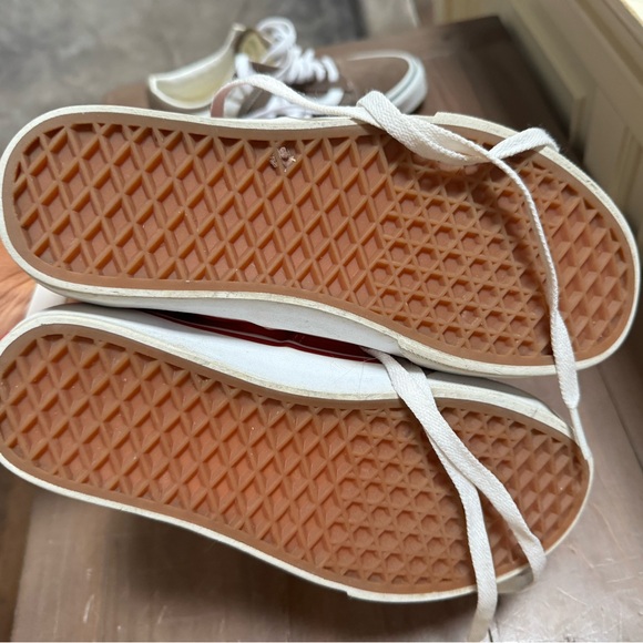 Red vans - Picture 2 of 3